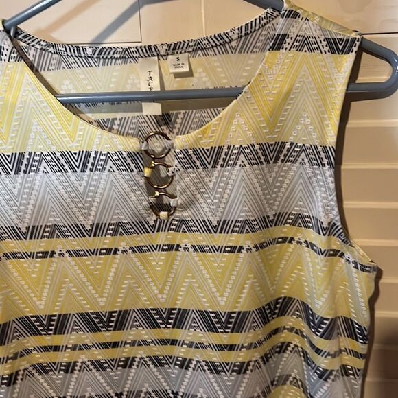Tacera Zigzag pattern lightweight sleeveless blouse - Picture 3 of 7